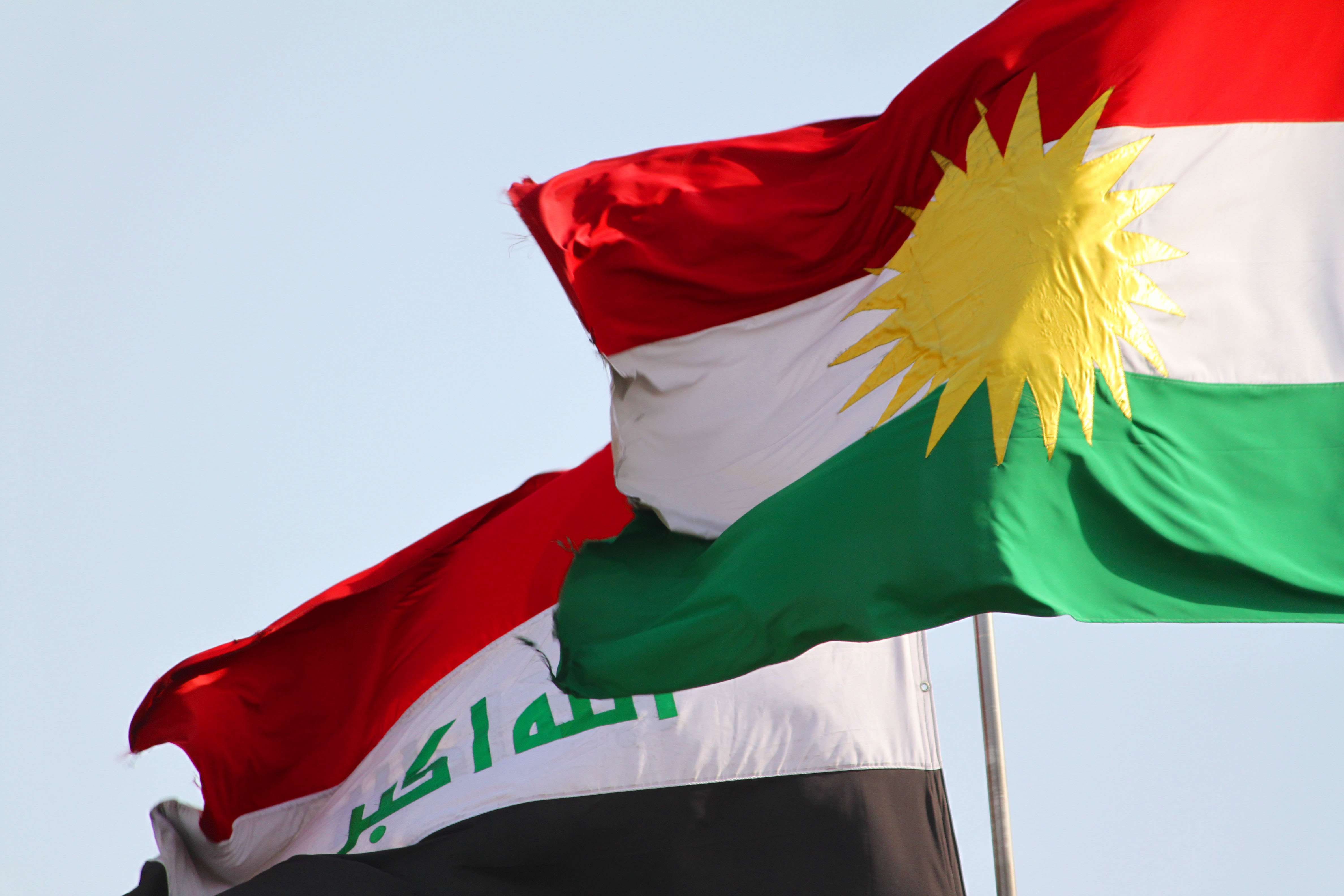 Kurdische Flagge in der Berglandschaft